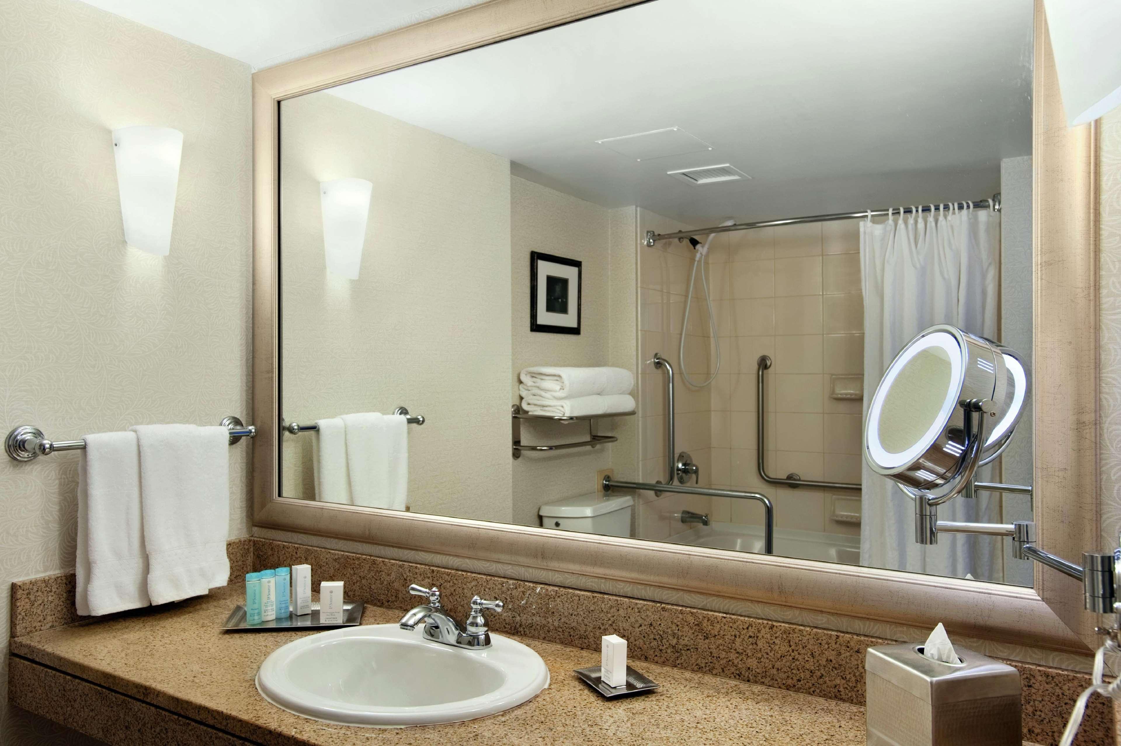 Hilton Vancouver Metrotown Бърнаби Екстериор снимка