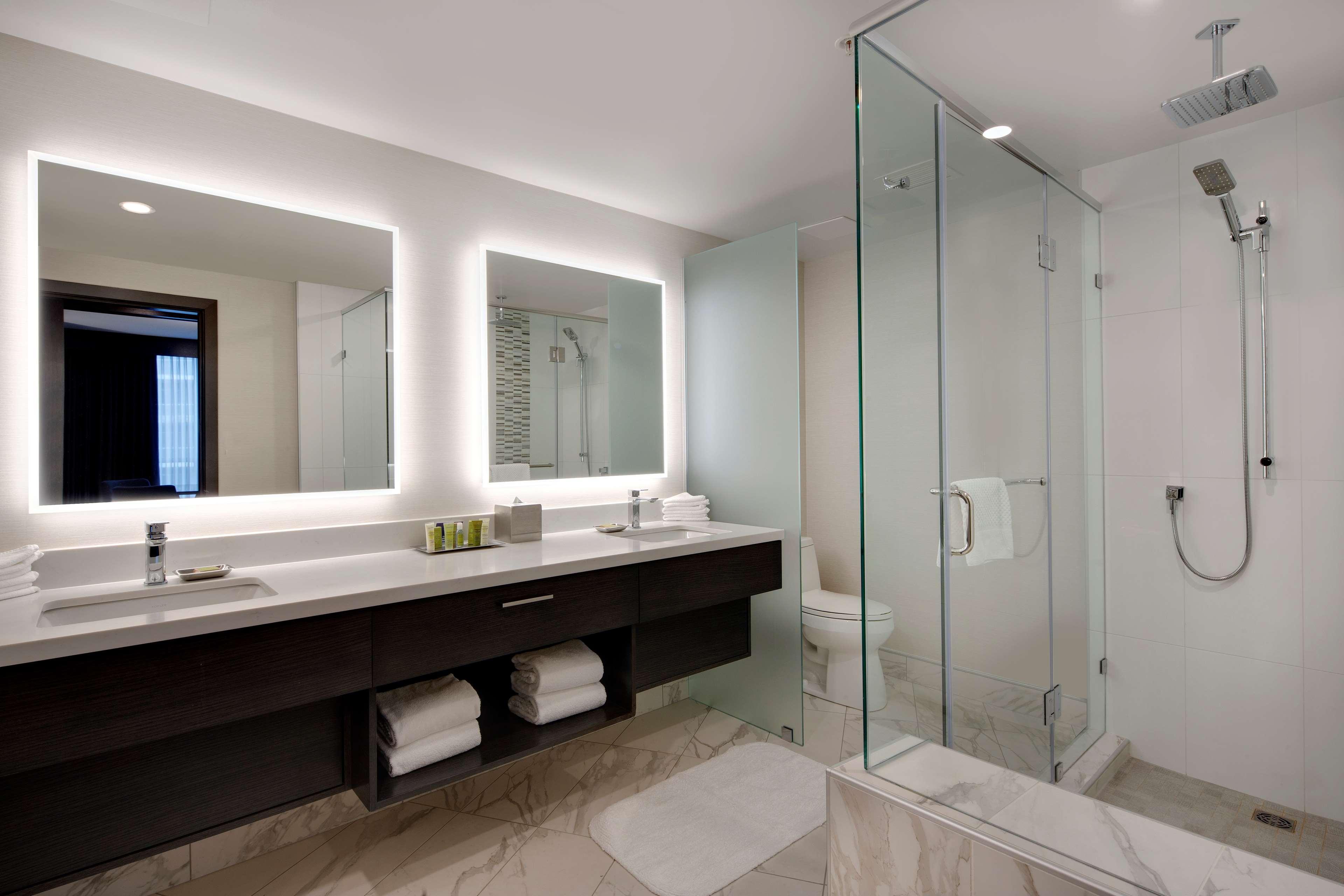Hilton Vancouver Metrotown Бърнаби Екстериор снимка