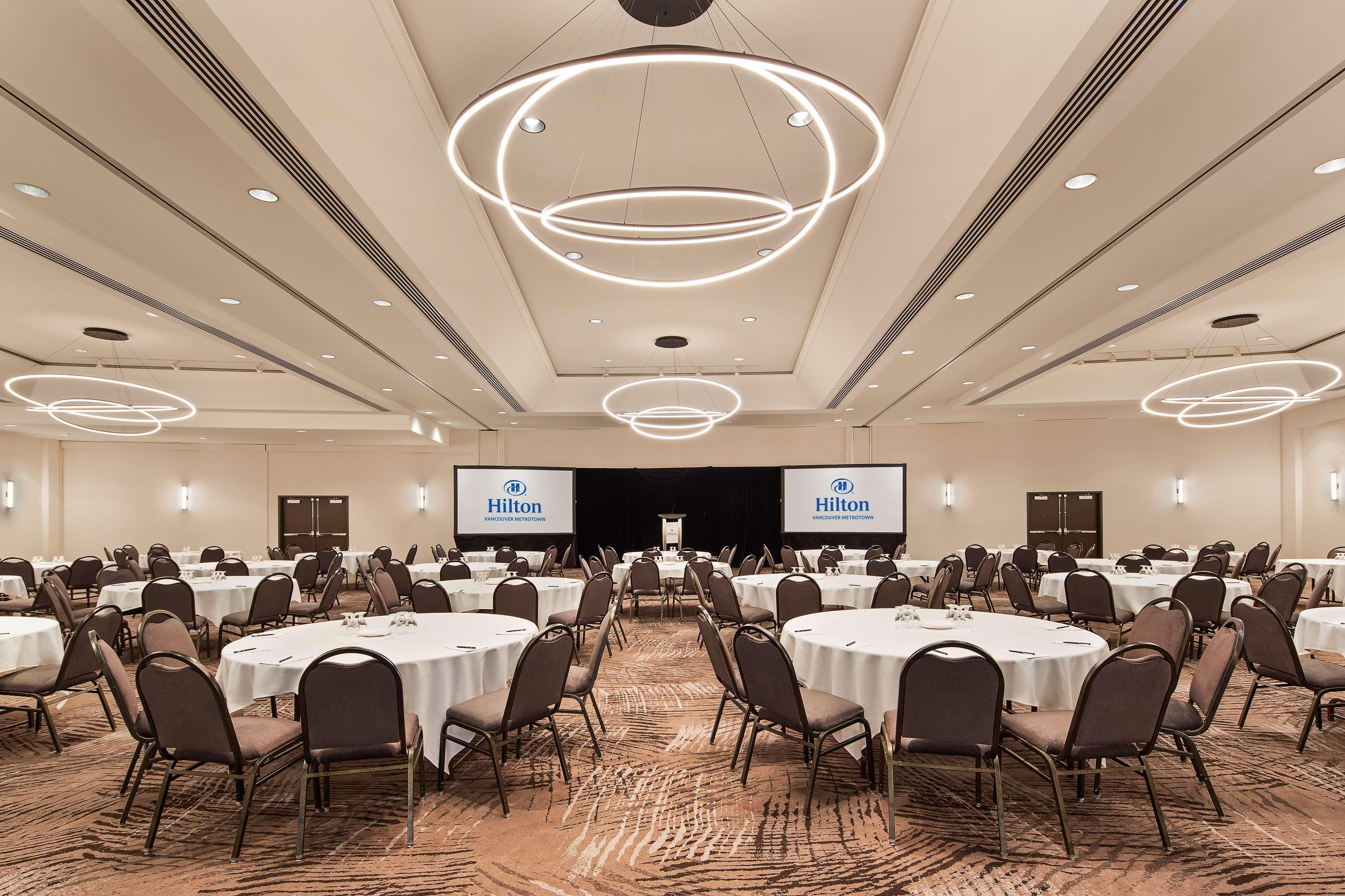 Hilton Vancouver Metrotown Бърнаби Екстериор снимка