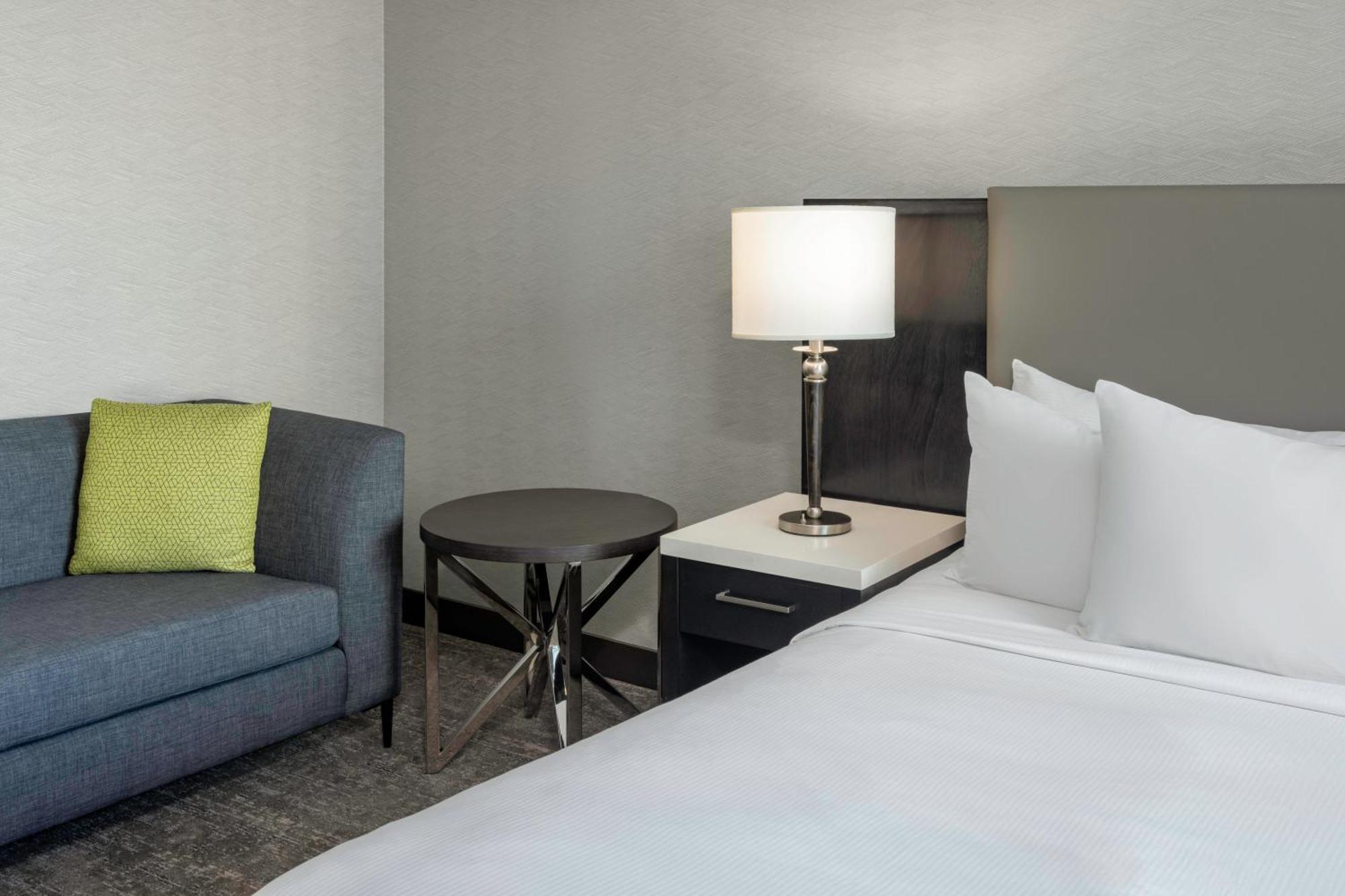 Hilton Vancouver Metrotown Бърнаби Екстериор снимка