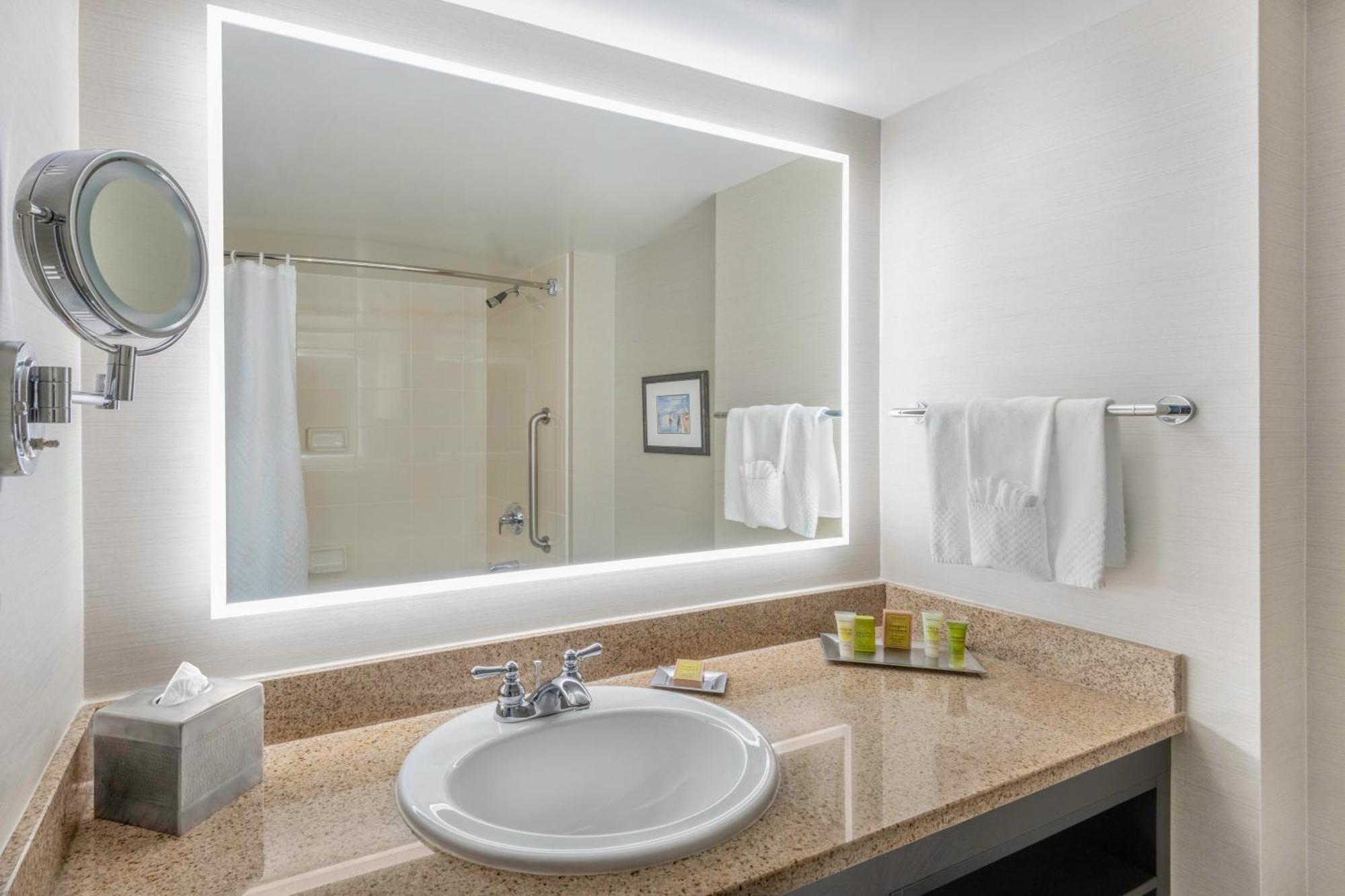 Hilton Vancouver Metrotown Бърнаби Екстериор снимка