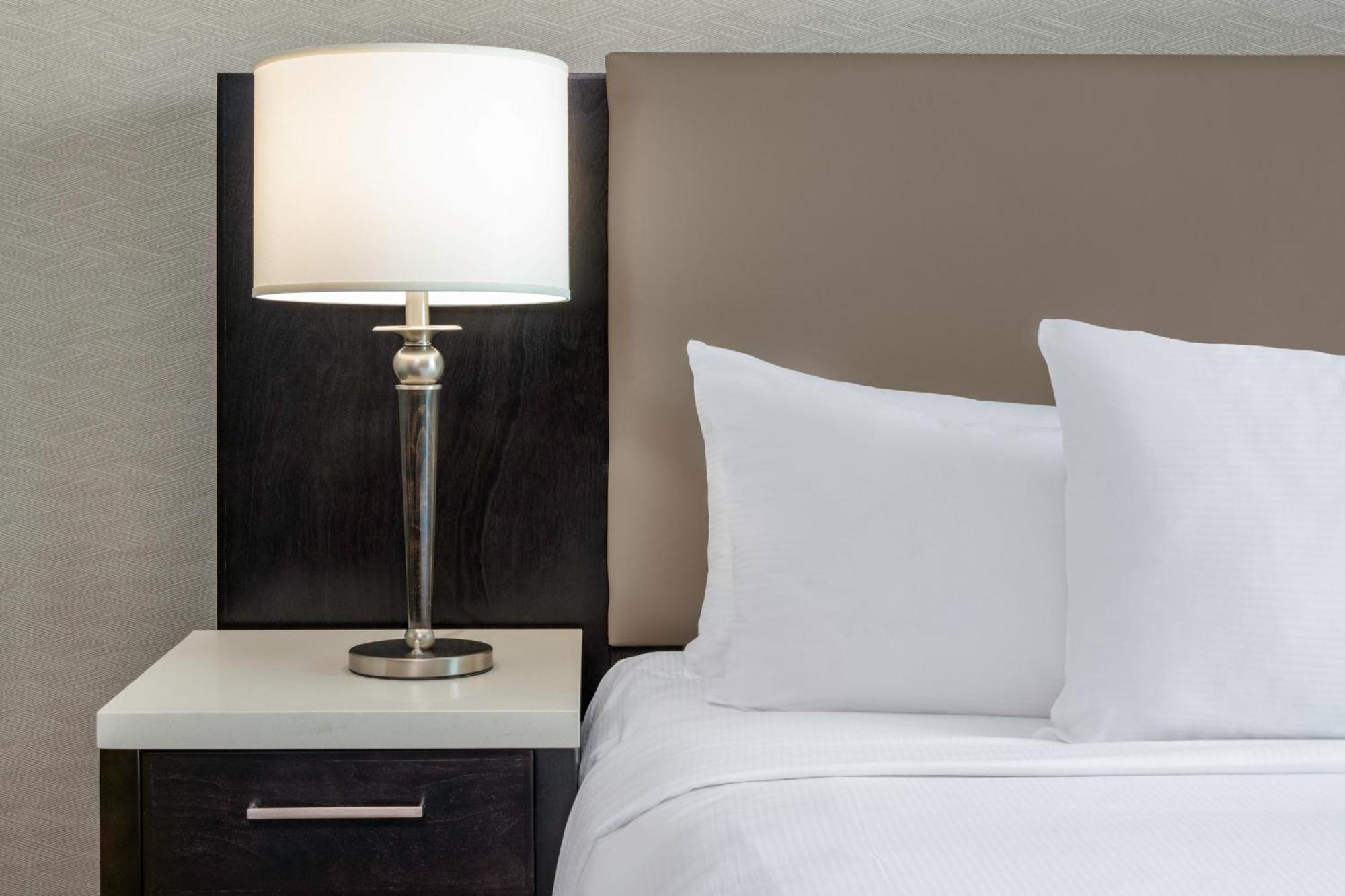 Hilton Vancouver Metrotown Бърнаби Екстериор снимка