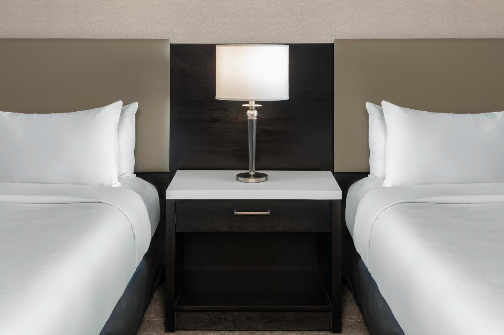 Hilton Vancouver Metrotown Бърнаби Екстериор снимка