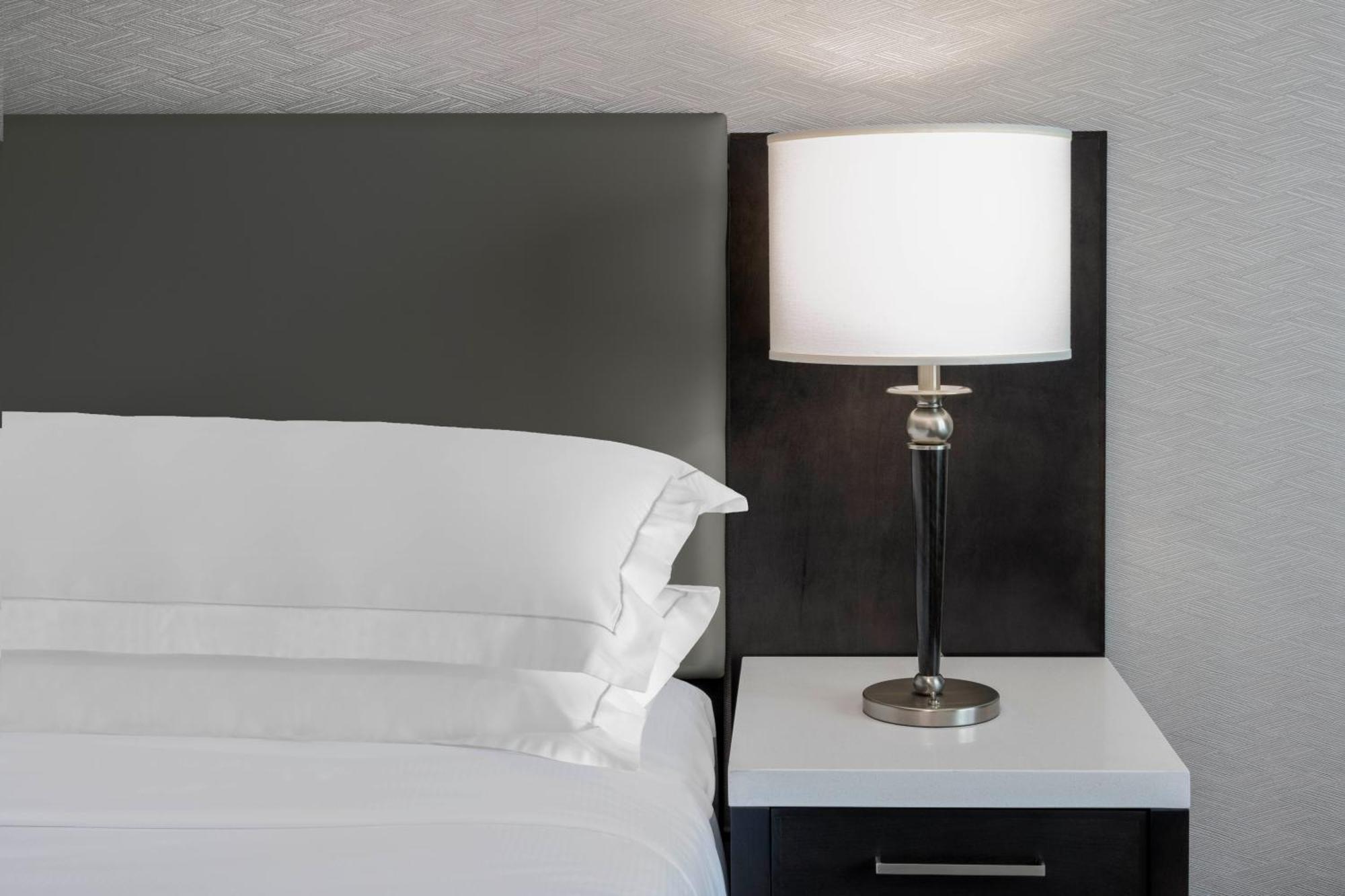 Hilton Vancouver Metrotown Бърнаби Екстериор снимка